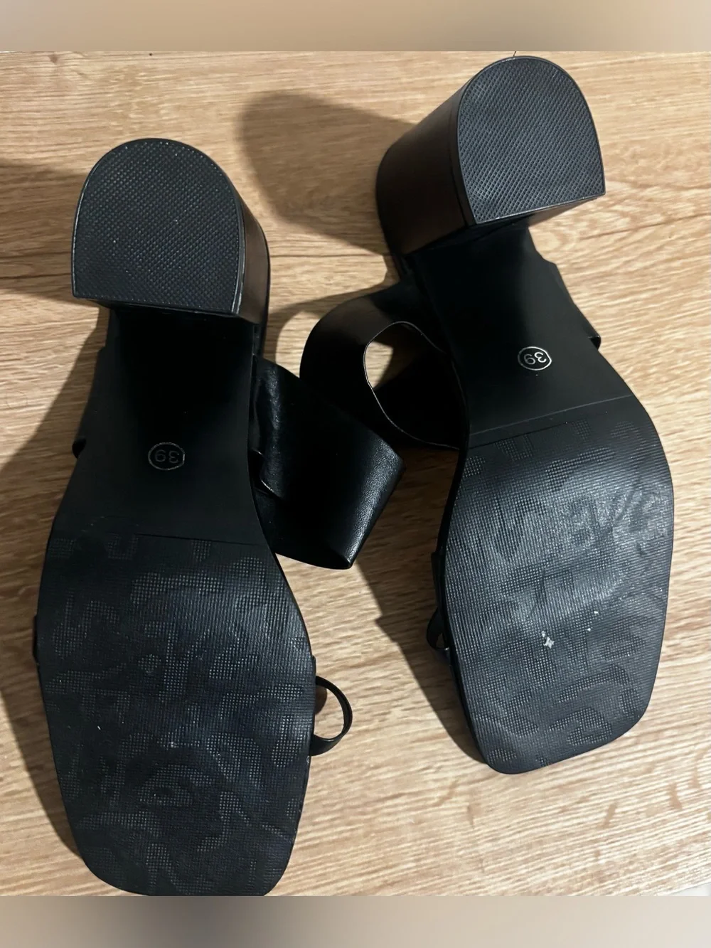 Women’s Black Slide Toe-Ring Sandals